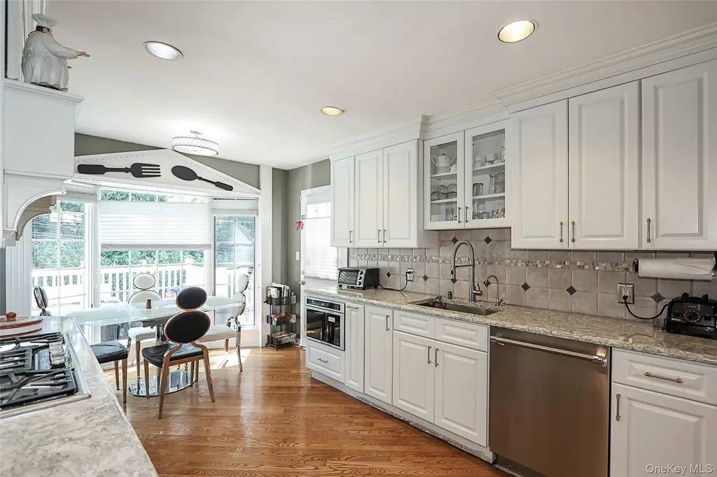 64 Hamilton Drive Roslyn NY 11576
