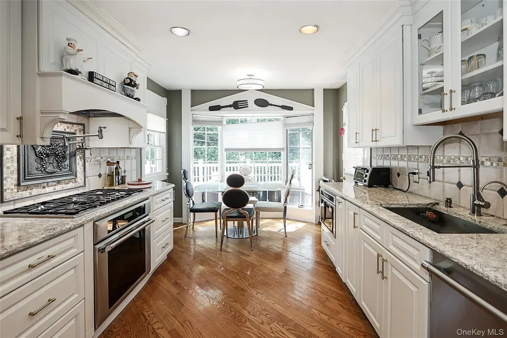 64 Hamilton Drive Roslyn NY 11576