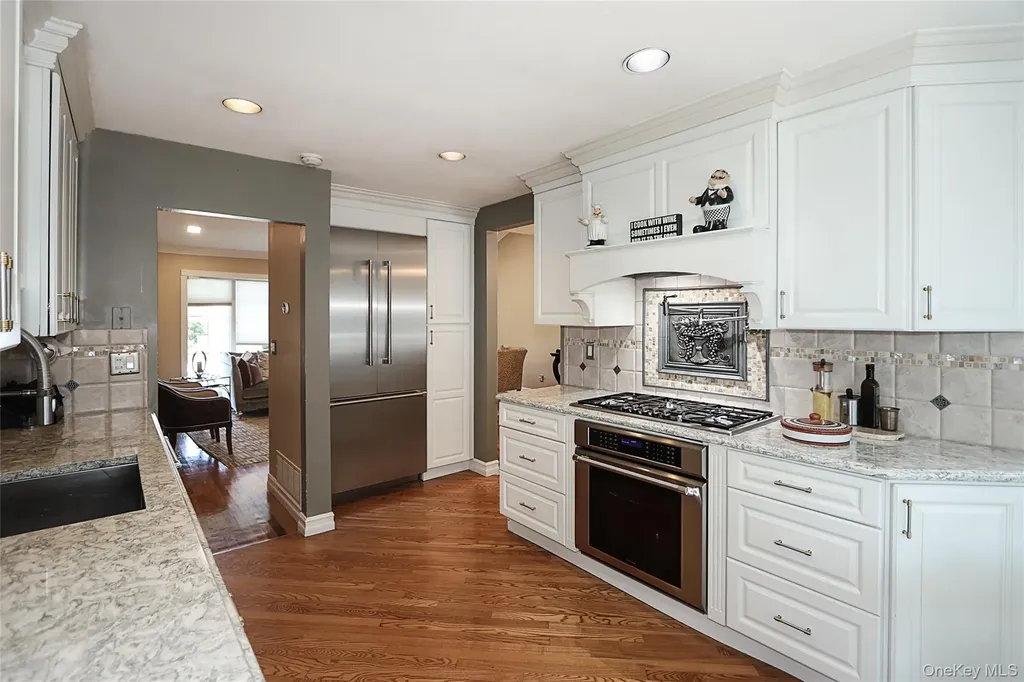 64 Hamilton Drive Roslyn NY 11576