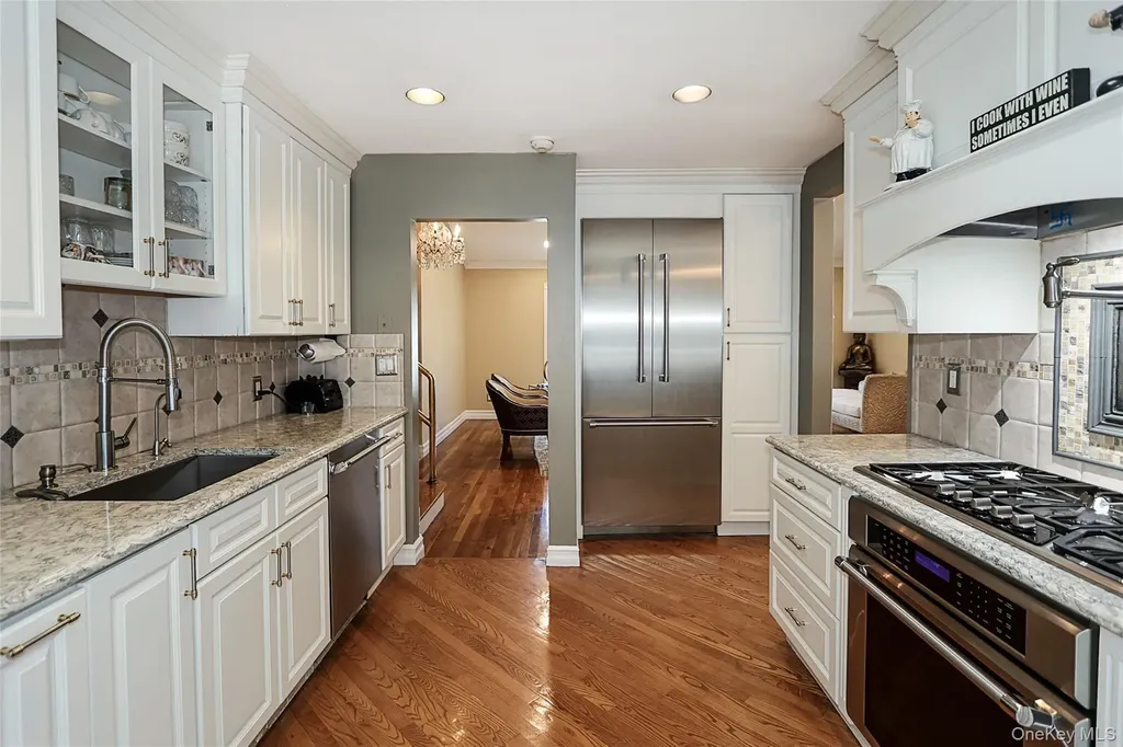 64 Hamilton Drive Roslyn NY 11576