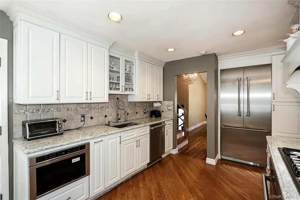 64 Hamilton Drive Roslyn NY 11576