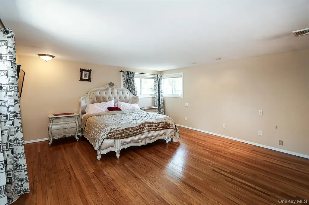 64 Hamilton Drive Roslyn NY 11576