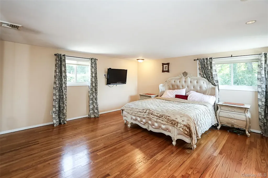 64 Hamilton Drive Roslyn NY 11576