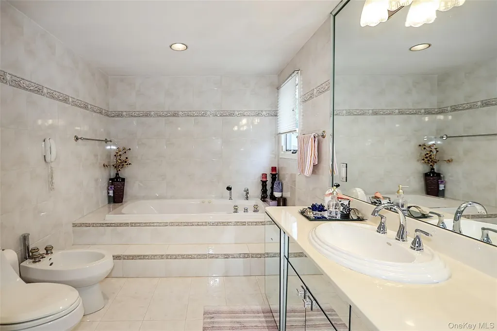 64 Hamilton Drive Roslyn NY 11576