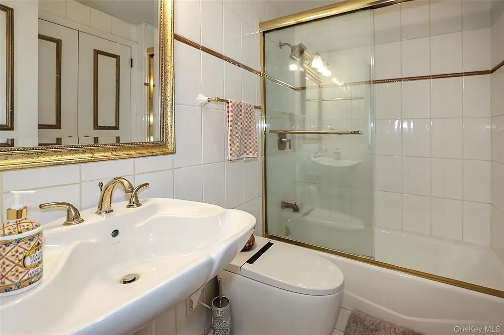 64 Hamilton Drive Roslyn NY 11576