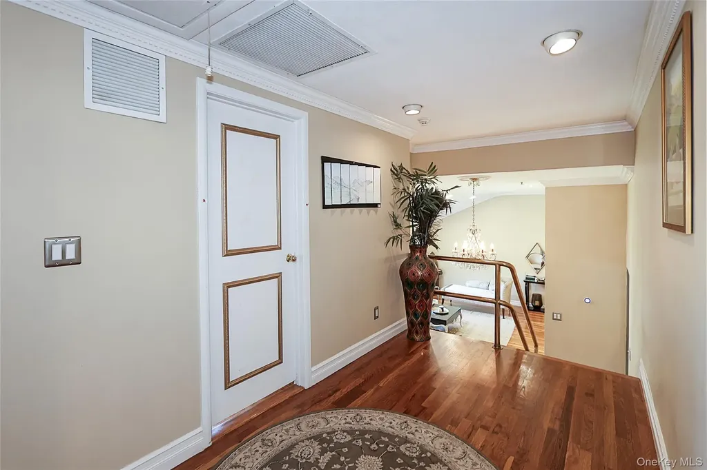 64 Hamilton Drive Roslyn NY 11576