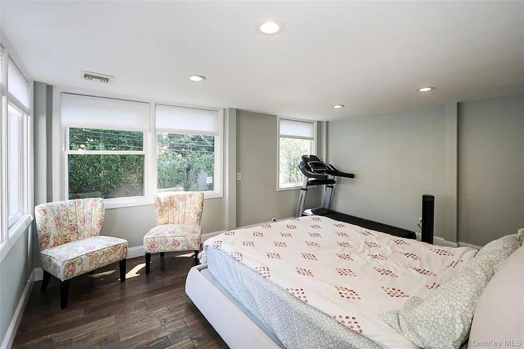 64 Hamilton Drive Roslyn NY 11576