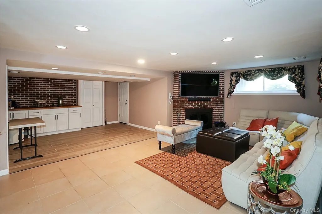 64 Hamilton Drive Roslyn NY 11576