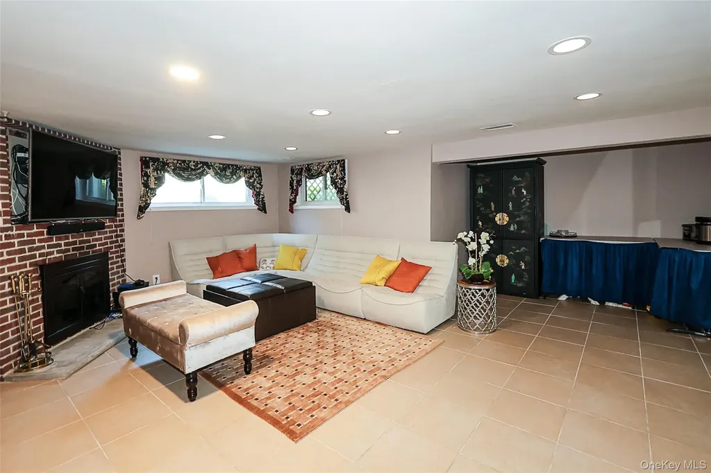 64 Hamilton Drive Roslyn NY 11576