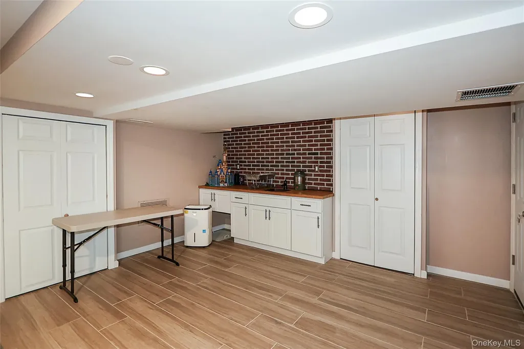 64 Hamilton Drive Roslyn NY 11576