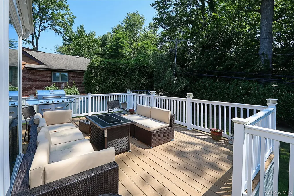 64 Hamilton Drive Roslyn NY 11576