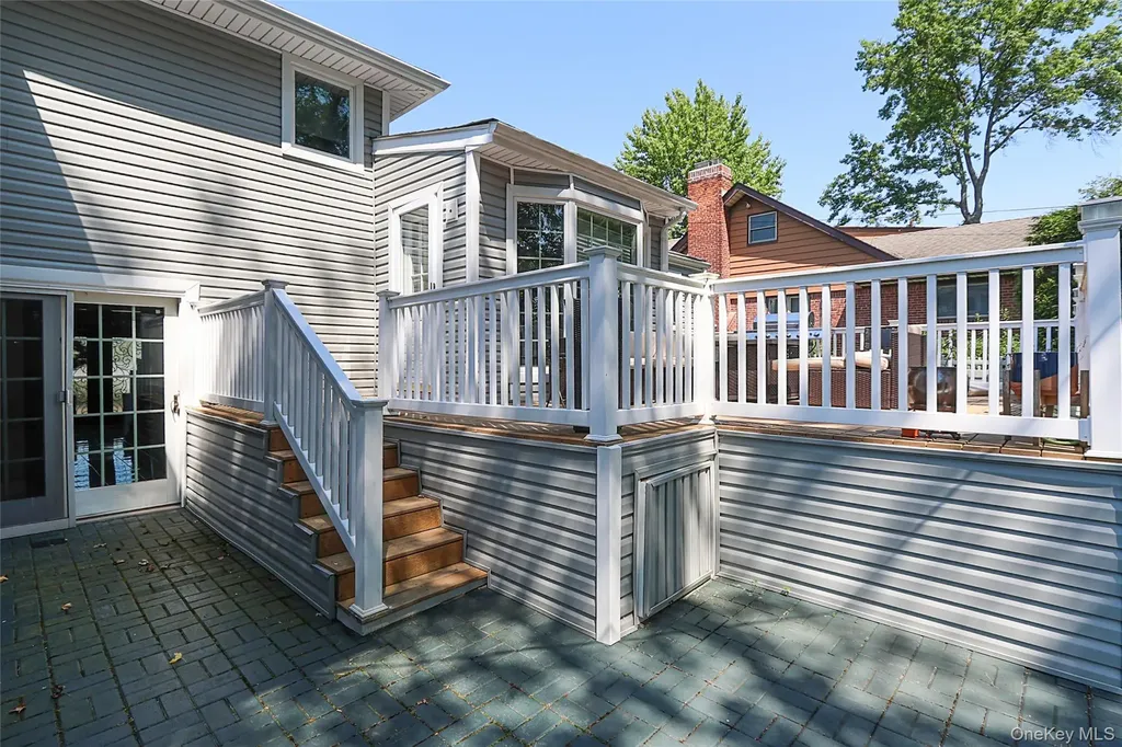 64 Hamilton Drive Roslyn NY 11576