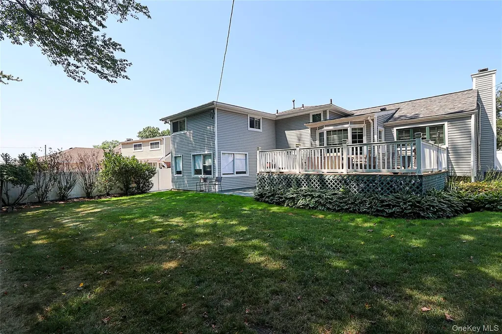 64 Hamilton Drive Roslyn NY 11576