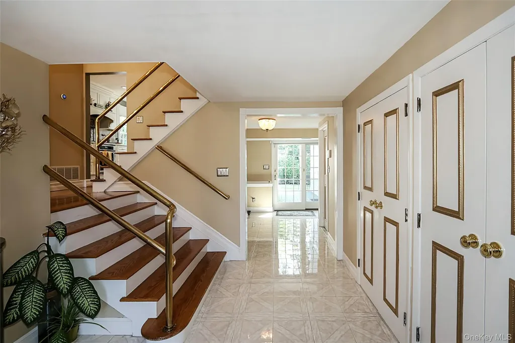 64 Hamilton Drive Roslyn NY 11576