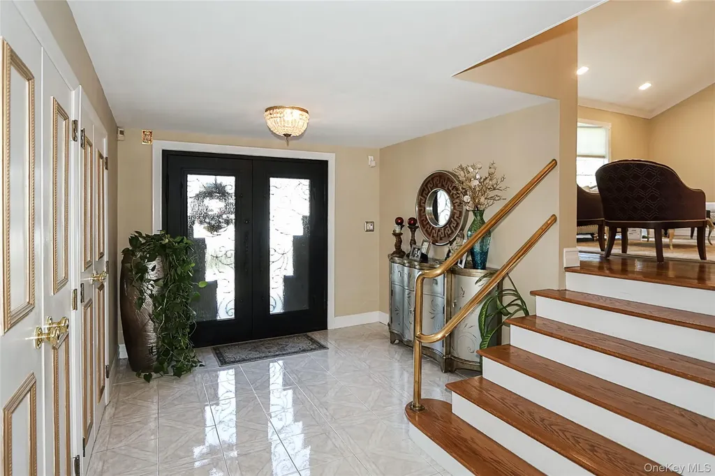 64 Hamilton Drive Roslyn NY 11576