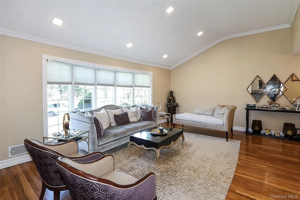 64 Hamilton Drive Roslyn NY 11576