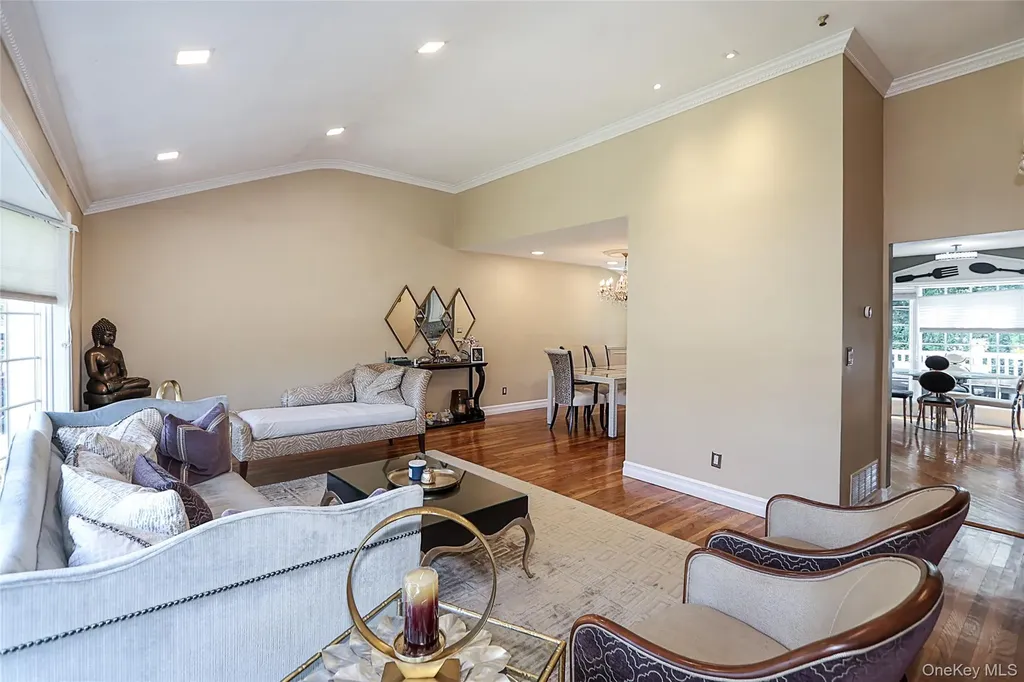 64 Hamilton Drive Roslyn NY 11576