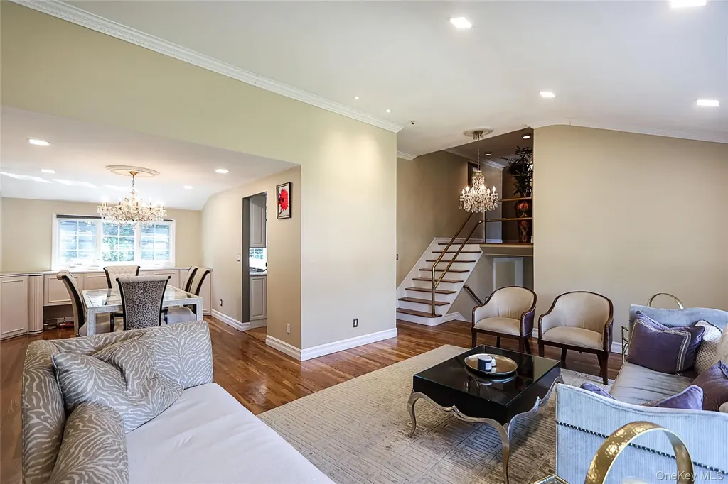 64 Hamilton Drive Roslyn NY 11576