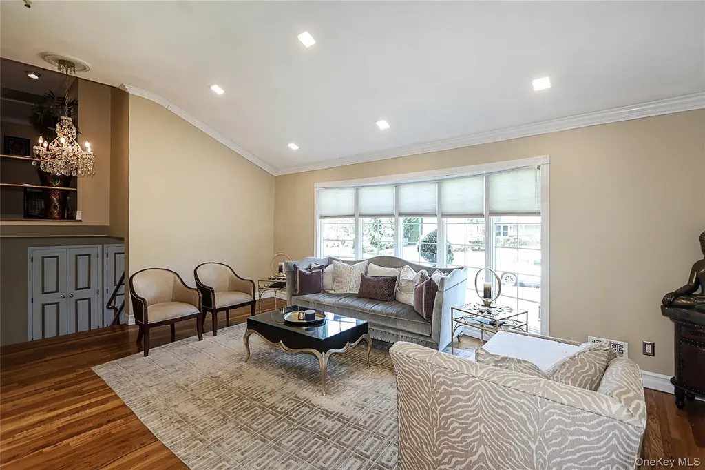 64 Hamilton Drive Roslyn NY 11576