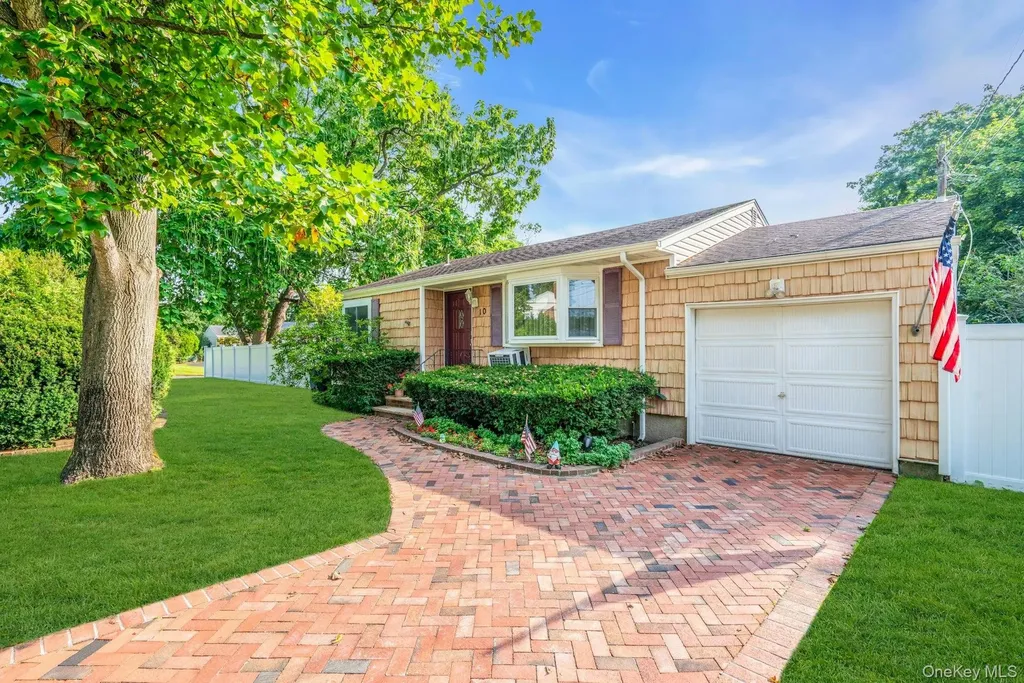 10 Glen Way Lake Grove NY 11755