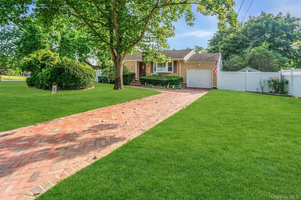 10 Glen Way Lake Grove NY 11755