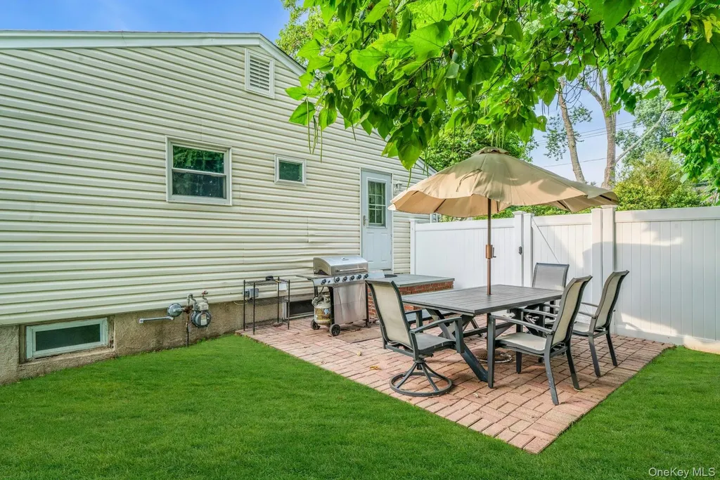 10 Glen Way Lake Grove NY 11755