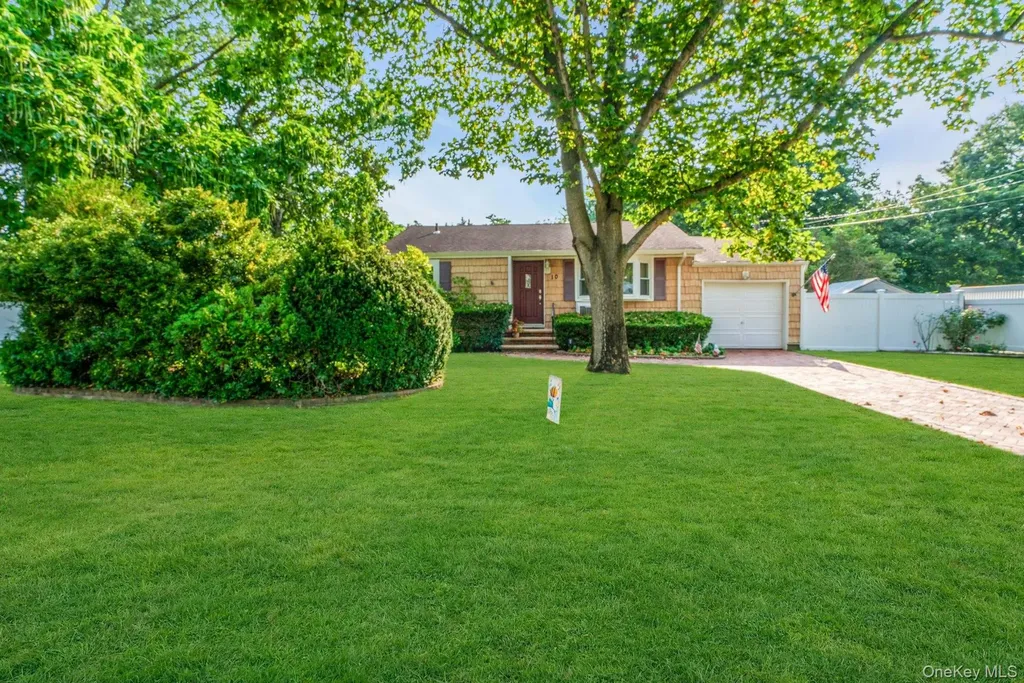 10 Glen Way Lake Grove NY 11755