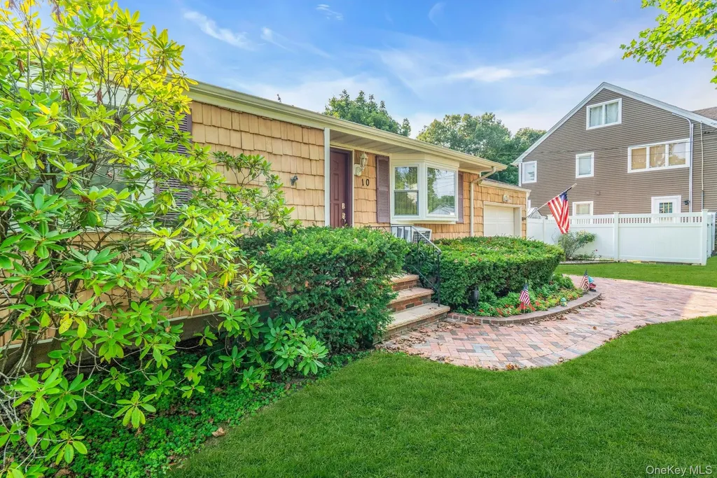 10 Glen Way Lake Grove NY 11755
