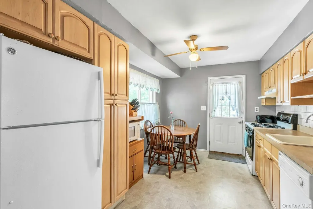 10 Glen Way Lake Grove NY 11755