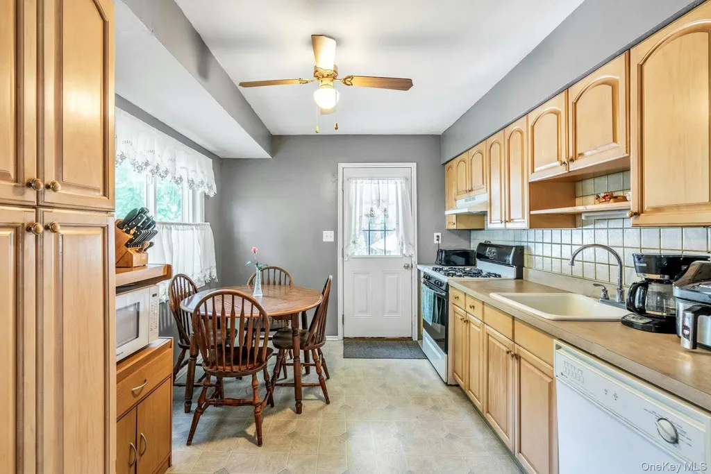 10 Glen Way Lake Grove NY 11755
