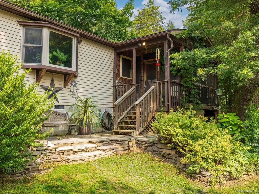 174 North Drive Saugerties NY 12477