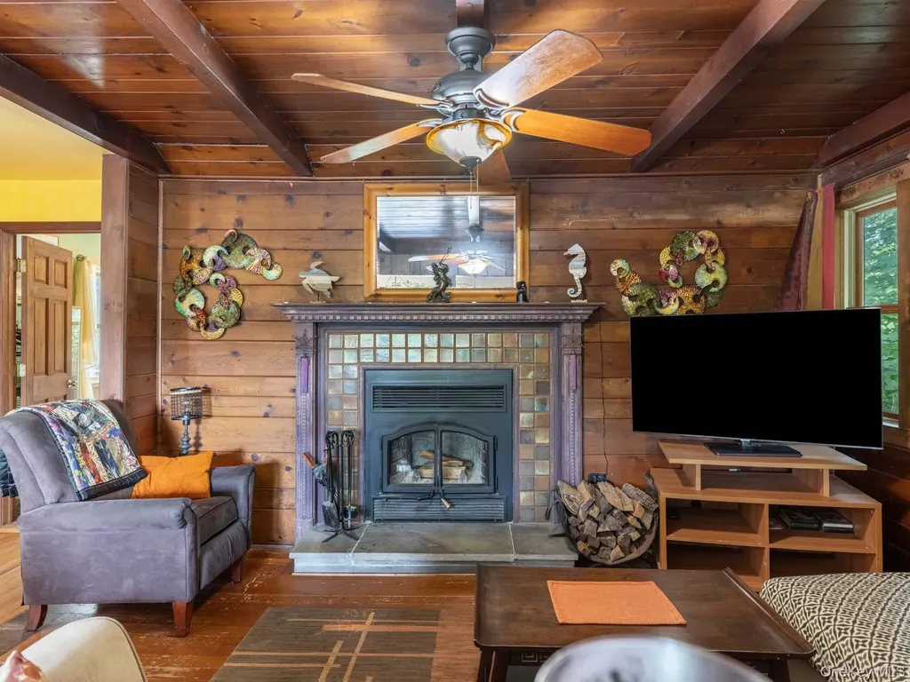 174 North Drive Saugerties NY 12477