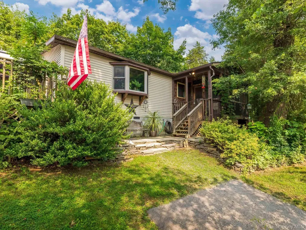 174 North Drive Saugerties NY 12477