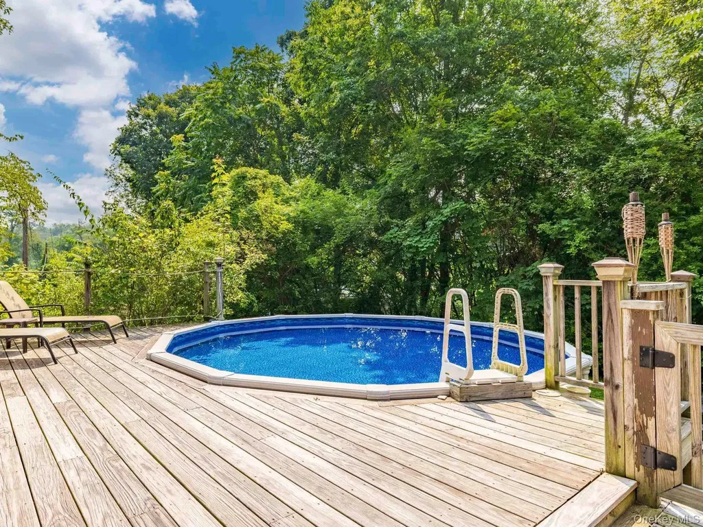 174 North Drive Saugerties NY 12477