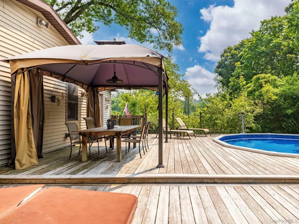 174 North Drive Saugerties NY 12477