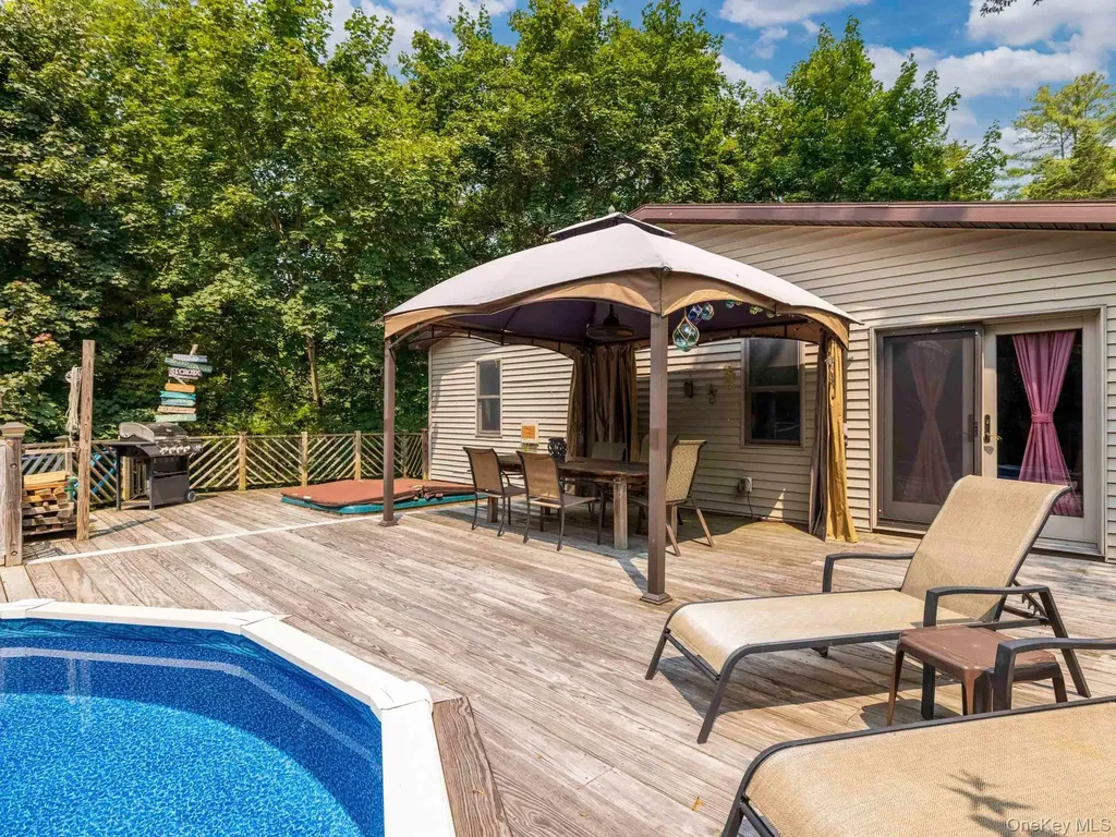 174 North Drive Saugerties NY 12477