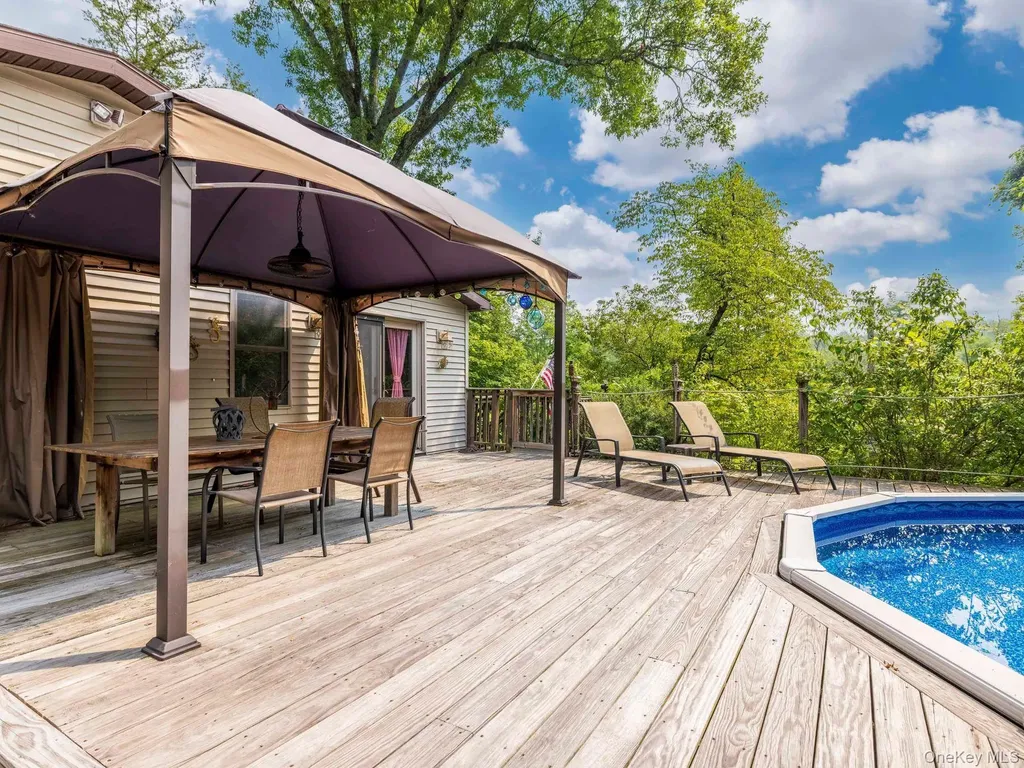 174 North Drive Saugerties NY 12477