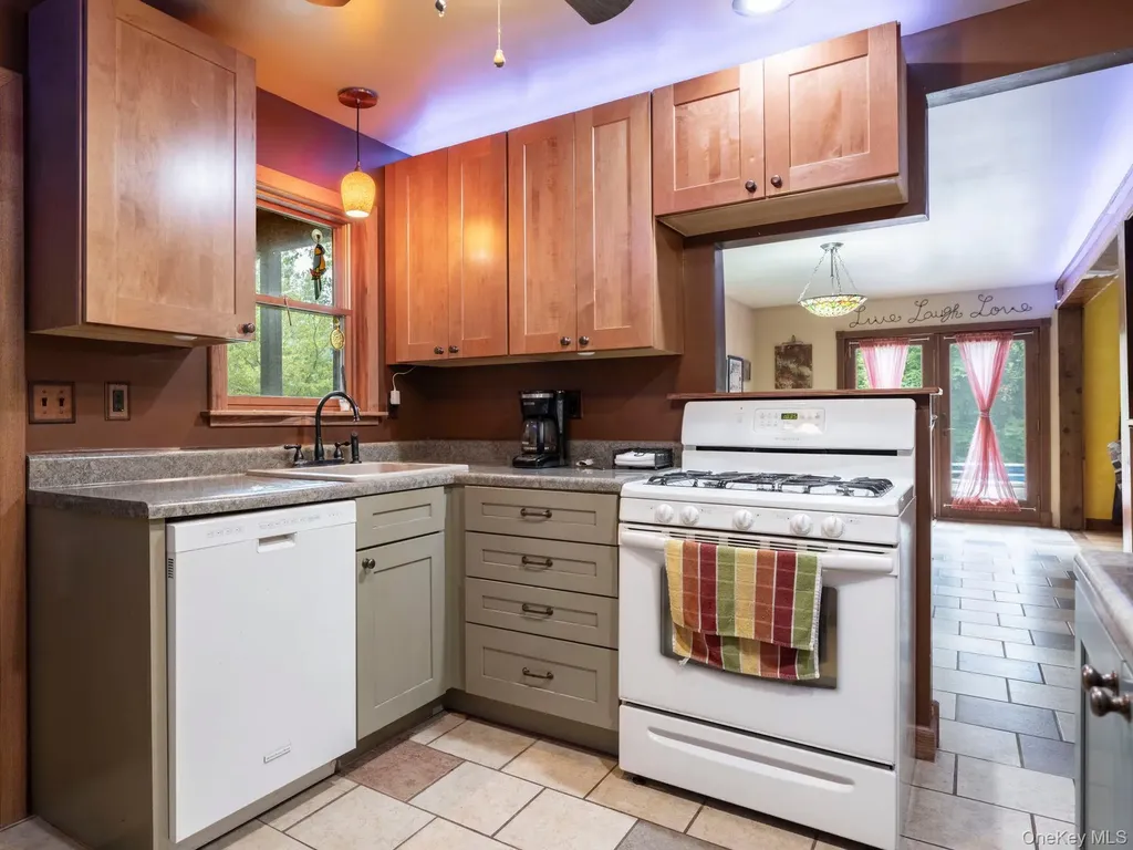 174 North Drive Saugerties NY 12477