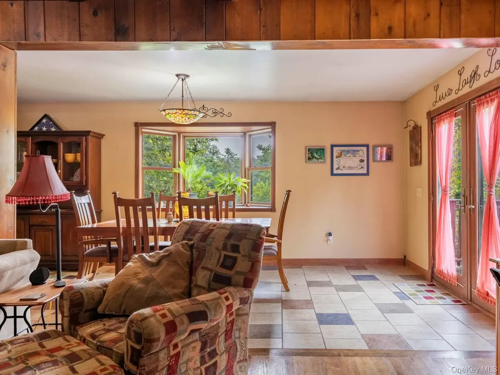 174 North Drive Saugerties NY 12477