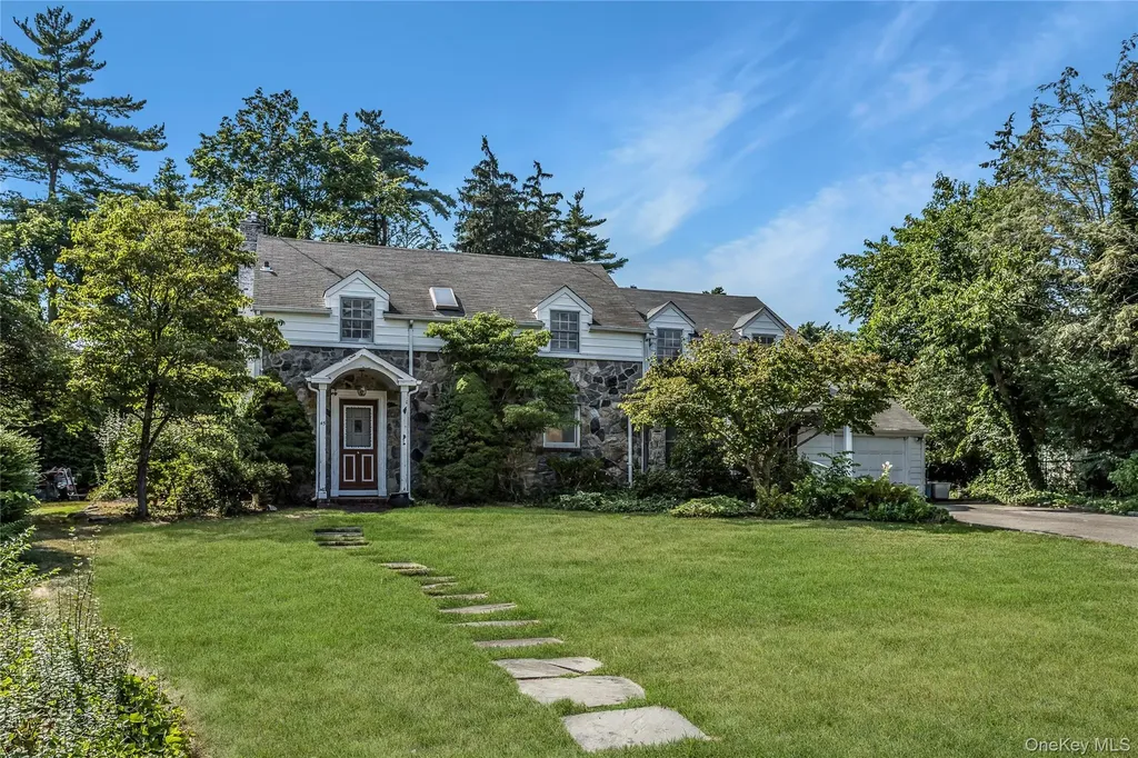 45 Orchard Meadow Road East Williston NY 11596