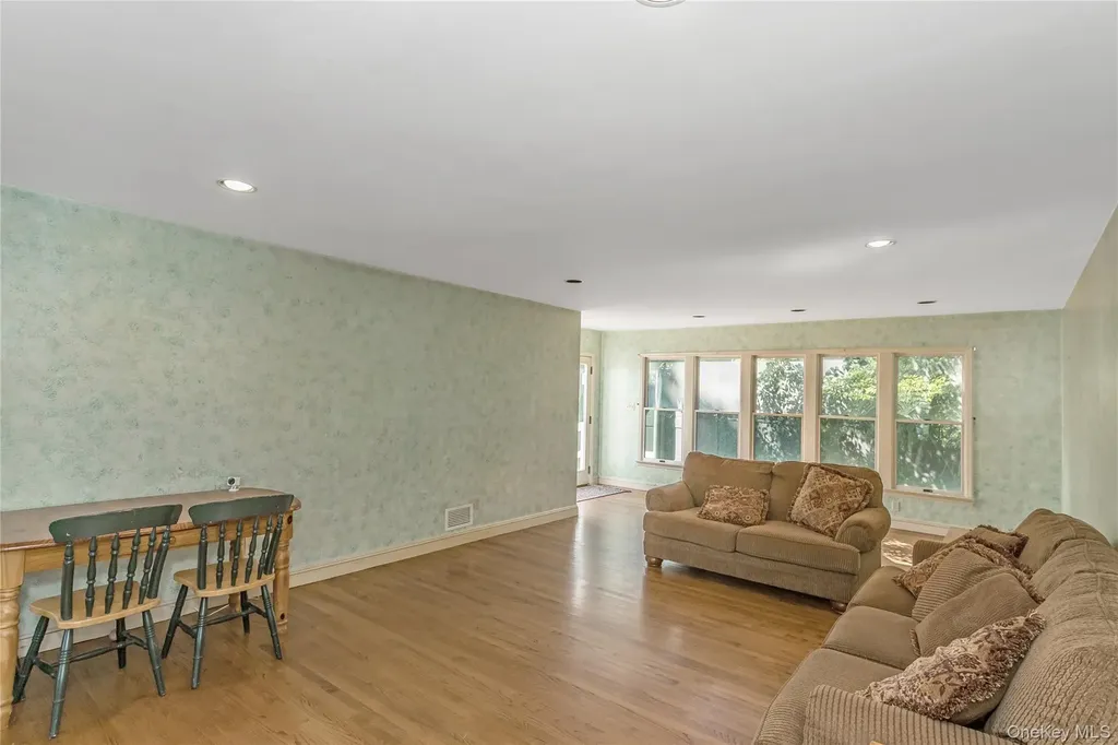 45 Orchard Meadow Road East Williston NY 11596