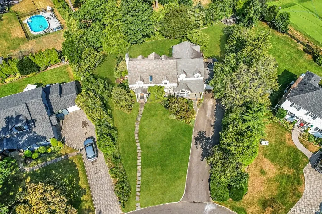 45 Orchard Meadow Road East Williston NY 11596