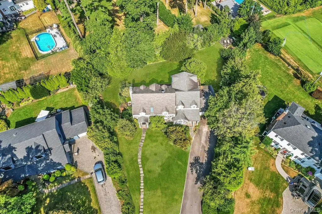 45 Orchard Meadow Road East Williston NY 11596