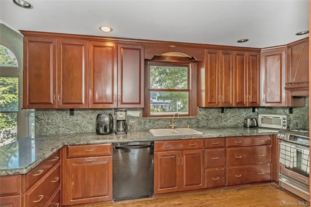 45 Orchard Meadow Road East Williston NY 11596