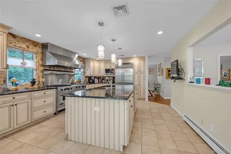 17 Melody Bayville NY 11709