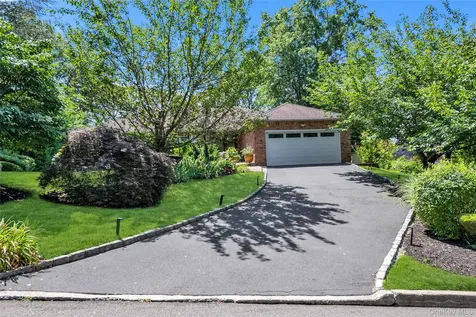 17 Melody Bayville NY 11709