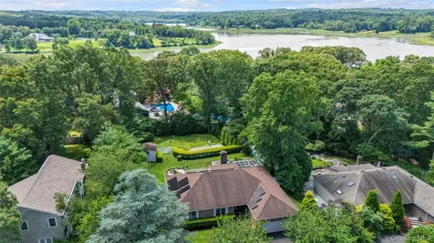 17 Melody Bayville NY 11709