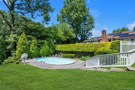 17 Melody Bayville NY 11709