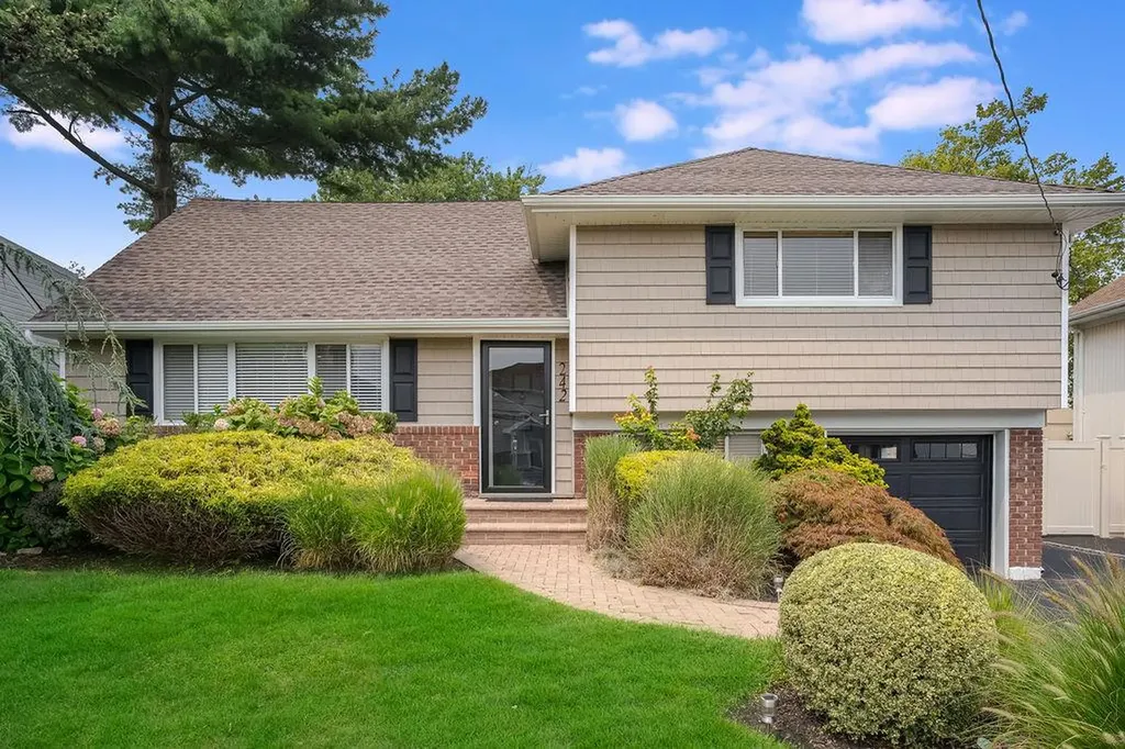 242 Thompson Avenue Oceanside NY 11572