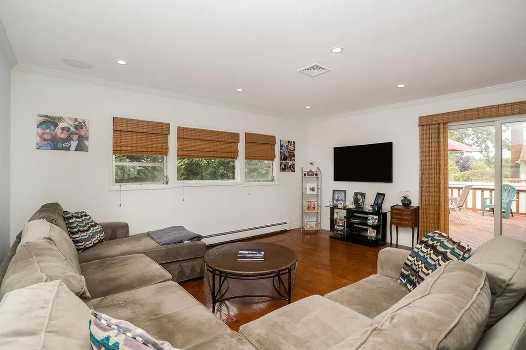 242 Thompson Avenue Oceanside NY 11572